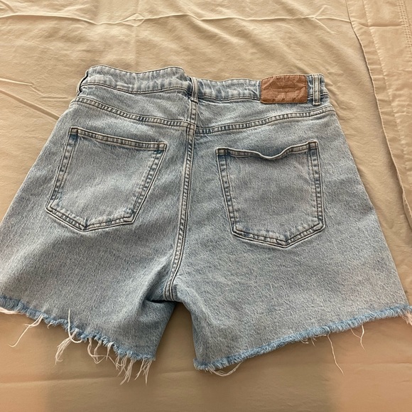 High waisted light wash Denim Short - Picture 2 of 3